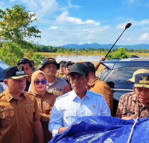 Lumpuh Diterjang Banjir, Mentan Amran Sulaiman Turun Tangan Bawa Bantuan Miliaran ke Kendari