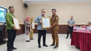 Kemenkum Sultra Serahkan Sertifikat EBT, Budaya Barata Kahedupa Dapat Perlindungan Hukum