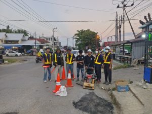 Panggilan Hati, ‘Abu Langit Official’ Tambal 177 Titik Jalan Rusak di Kota Kendari Pakai Dana Swadaya