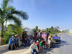 Perkuat Sinergi Kelurahan dan Pemprov Sultra, Warga Mandonga Gelar Kerja Bakti Massal di Sekitar Rujab Gubernur