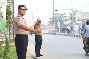 Aksi Humanis Pagi Hari: Kapolresta Kendari Turun ke Jalan Atur Lalu Lintas dan Bagi-Bagi Helm Gratis