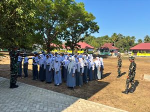 Selain Kegiatan Fisik dan Non fisik, Satgas TMMD 130 Kodim 1416/Muna Juga Latih PBB Siswa-siswi SMU 1 Kabawo