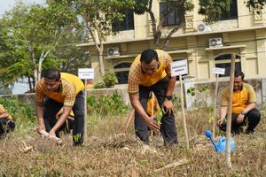 Wujudkan Kepedulian Lingkungan, Polresta Kendari Gelar Green Policing Tanam Pohon Gaharu